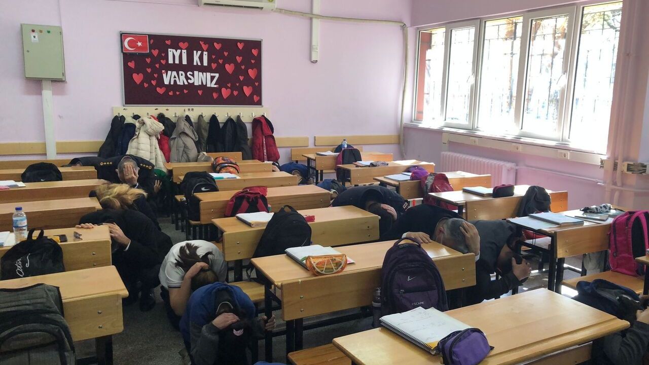 Okul zili yerine siren sesleri çaldı