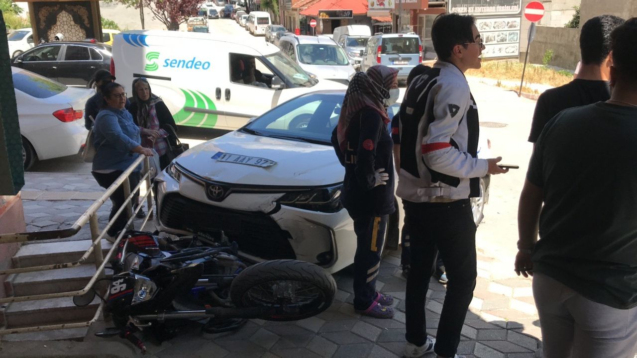 Bilecik'te Otomobil ile motosiklet çarpıştı: 1 yaralı
