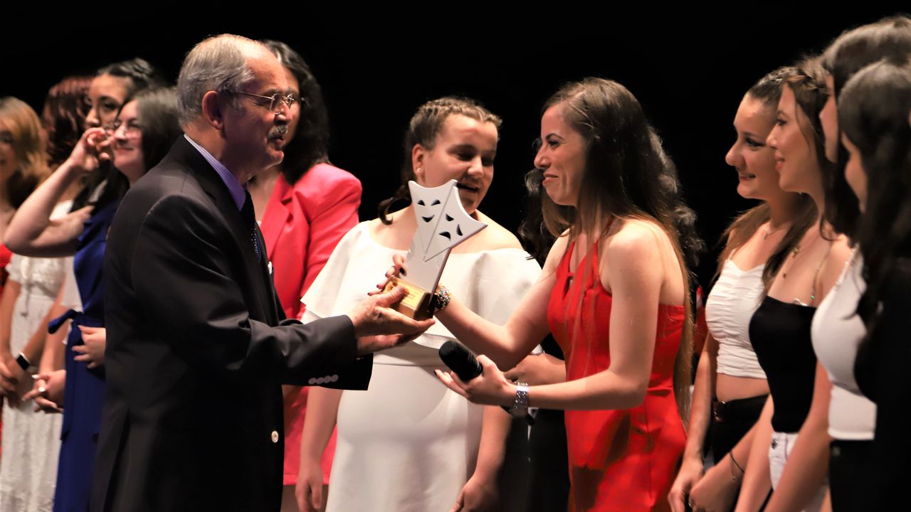 Liselerarası Tiyatro Şenliğinde Ödül Gecesi