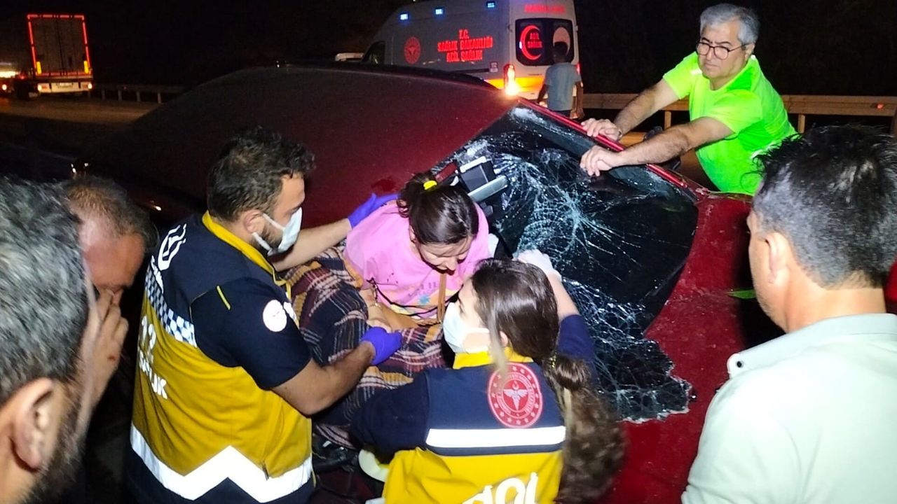Sandıklı'da otomobil refüje devrildi: 2 yaralı