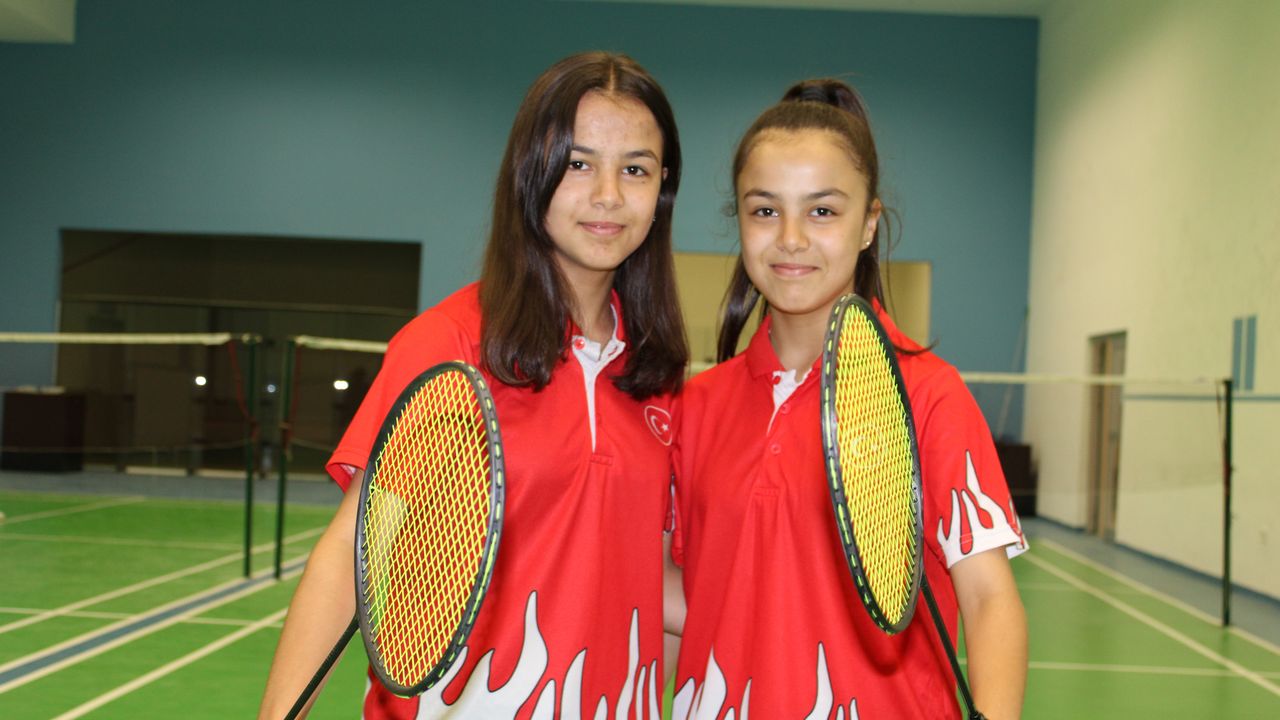 Eskişehirli ikizler Türk badminton tarihine isimlerini yazdı