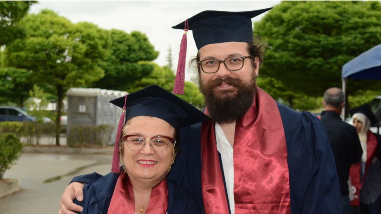 Anne ve oğlu birlikte mezuniyet sevinci yaşadı