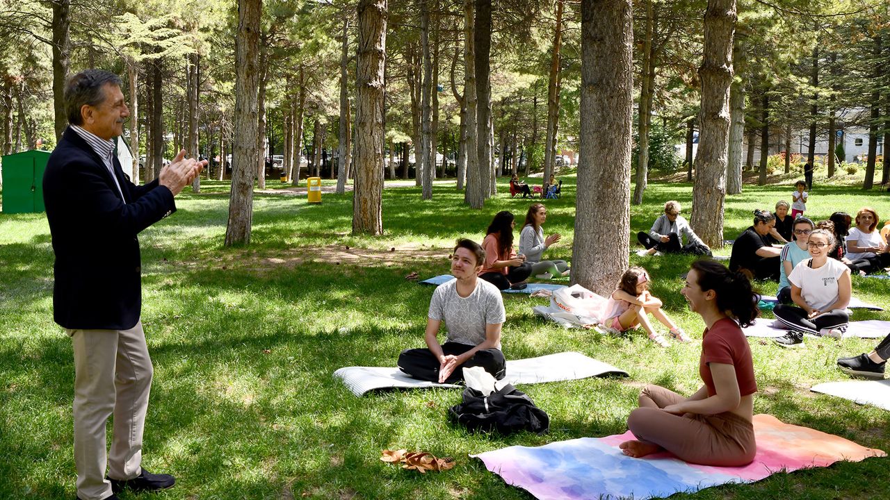“Açık Havada Yoga Yapmak İsteyen Tüm Vatandaşlarımızı Parklarımıza Bekliyoruz”