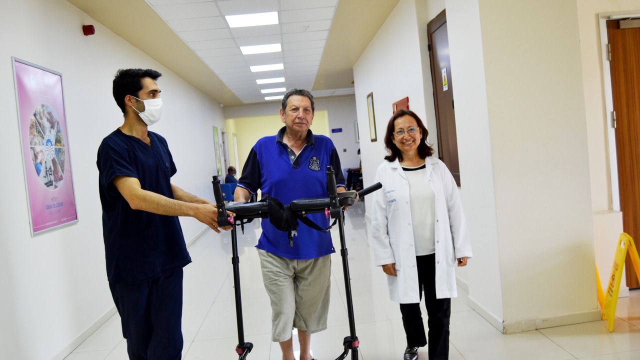 Kırgızistan’dan gelen profesör Fizyomer’de aldığı tedavi ile bağımsız yürümeye başladı