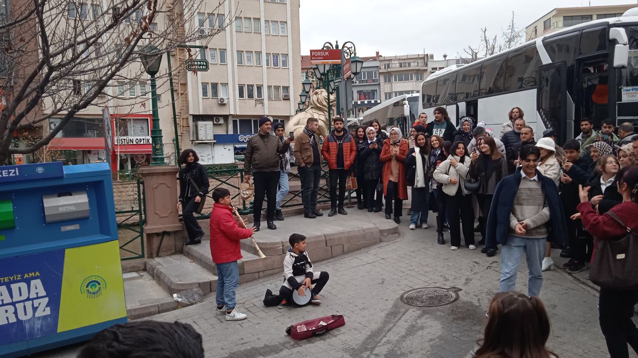 Küçük müzisyenlerden sokak konseri