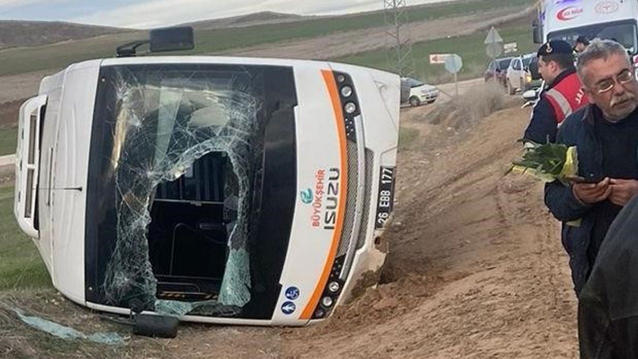 Kamyonun çarptığı belediye otobüsü yan yattı: 11 yaralı