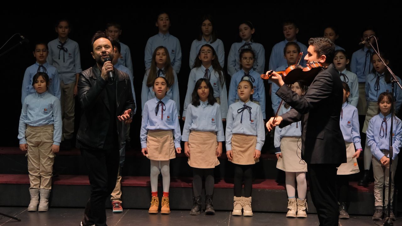 Sanatçı Özgün İlkokul Öğrencileriyle Şarkı Söyledi