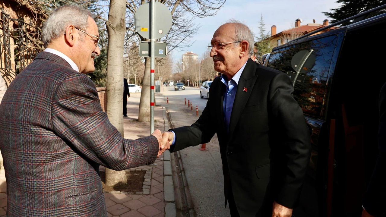 Kılıçdaroğlu Yılmaz Hoca'yı Evinde Ziyaret etti.