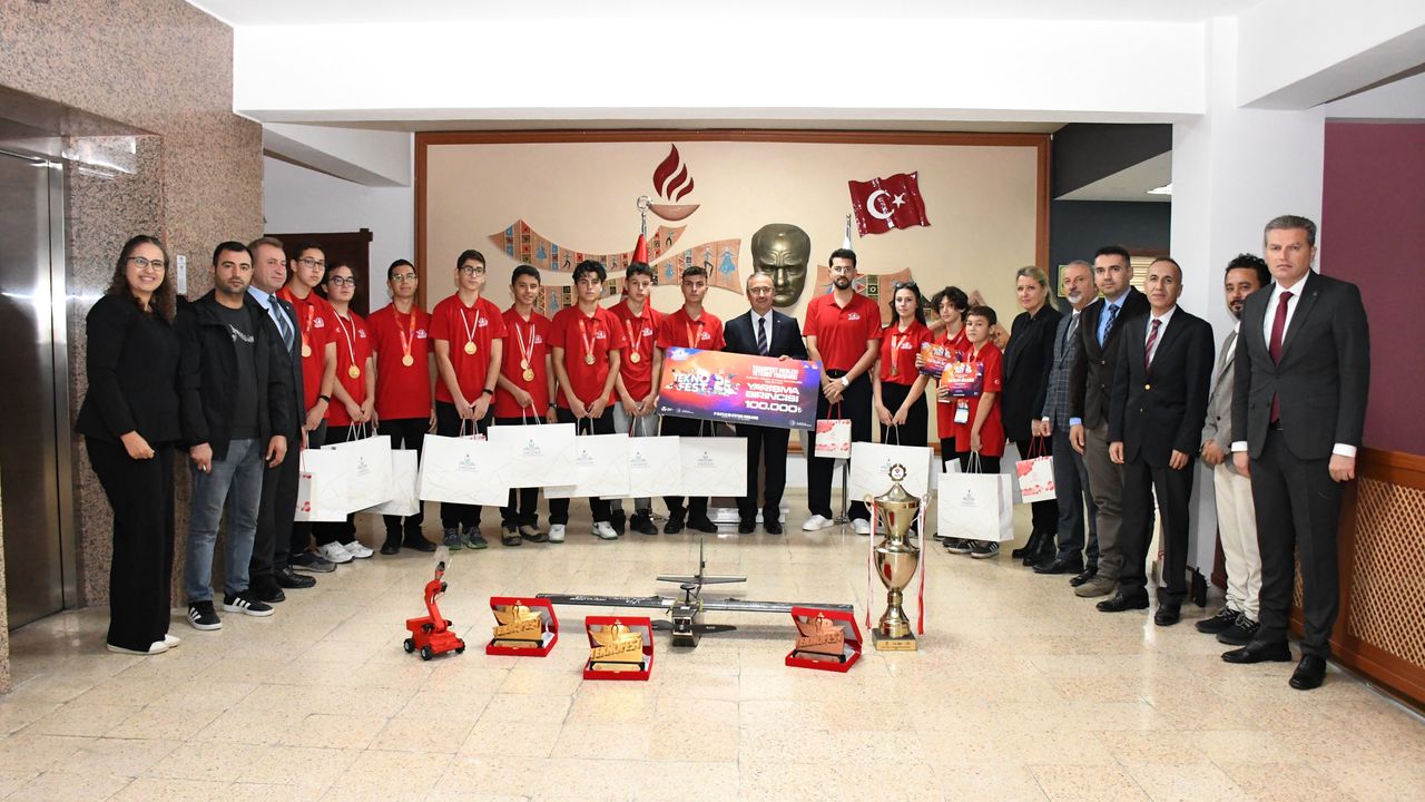 TEKNOFEST şampiyonlarından İl Milli Eğitim Müdürü Aydın'a ziyaret
