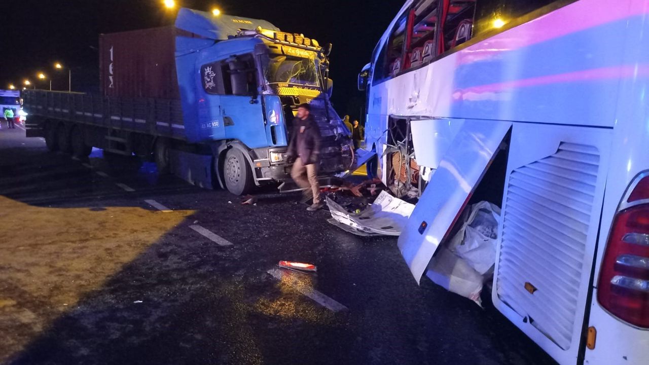 Bozüyük'te yolcu otobüsü ile tır çarpıştı: 20 yaralı