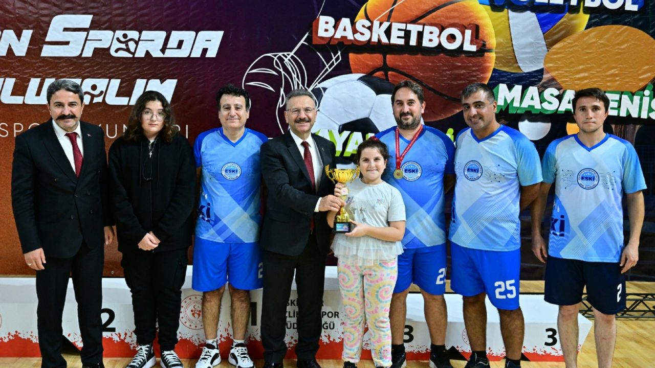 Vali Aksoy dereceye girenleri ödüllendirdi