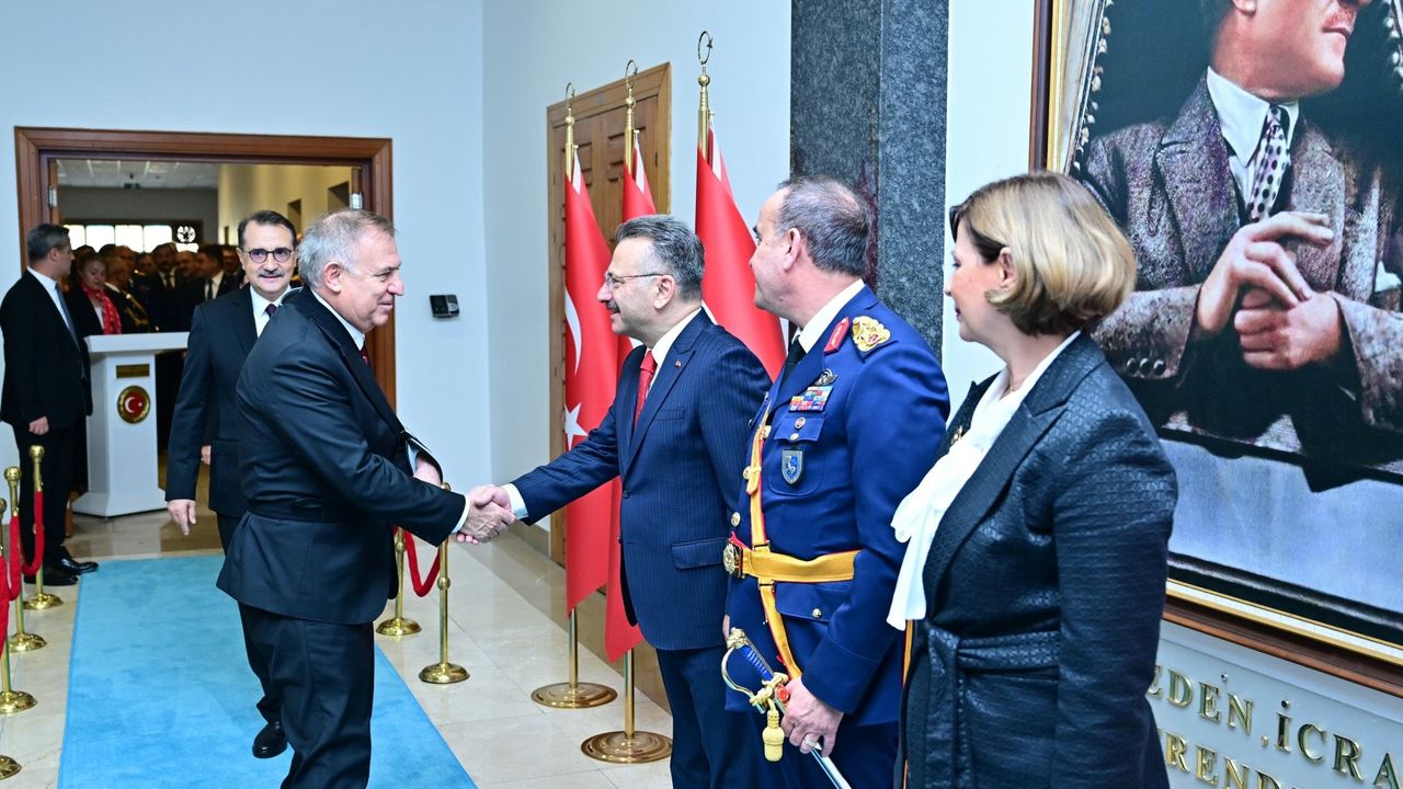 Vali Hüseyin Aksoy tebrikleri kabul etti