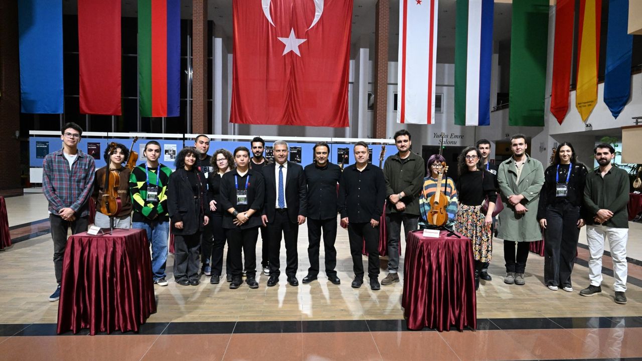 Rektör Adıgüzel Çalgı Yapımı ve Onarımı Bölümü öğrencilerinin sergisini gezdi