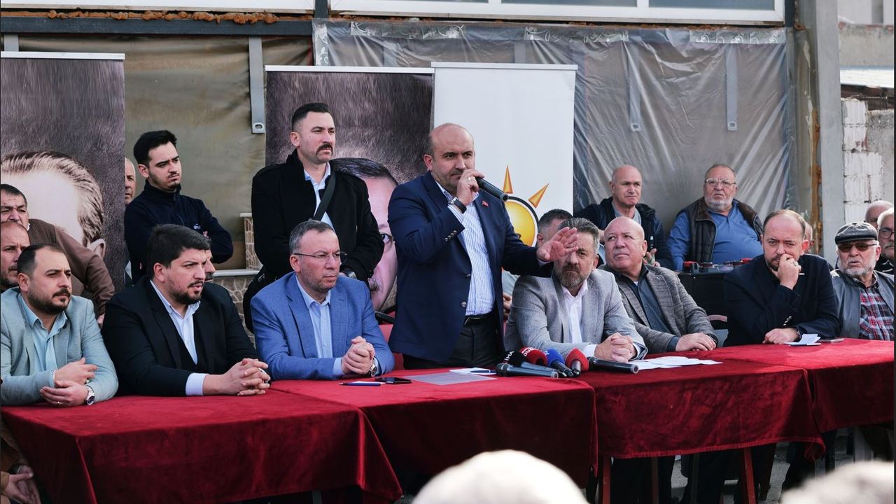 <p>Prof. Dr. Ümit Özdağ yaptığı açıklamada şunları söyledi; “2025 yılı ülkemiz açısından çok ağır zorluklarla geçti. Bir yandan 8 seneden bu yana dar gelirli ve sabit gelirli yurttaşlarımızın milli gelirden aldığı payı azaltan, sanayi üretimini durduran, tarımda üretimi tasviye eden ekonomik buhranın ağırlığı bir kabus gibi Türkiye'nin üzerine çökerken, öte yandan bu ağır ekonomik krizi açmak için Türkiye'nin önüne hiçbir perspektif koymayan iktidar, Türkiye Cumhuriyeti Devleti'nin kuruluş esasl