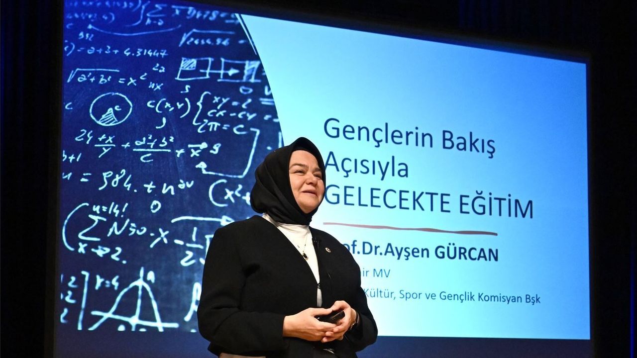 Sempozyumun Açılış Dersini Ayşen Gürcan Verdi