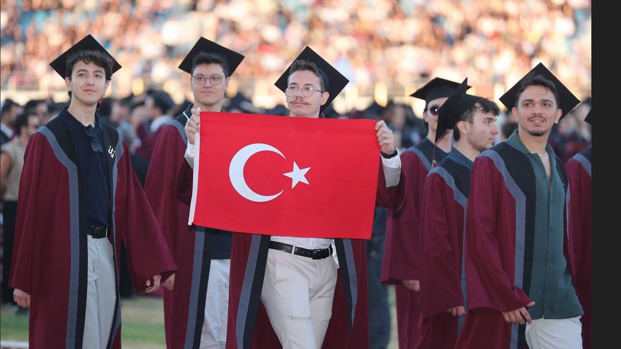 ESTÜ'de Öğrenciler Kep Attı