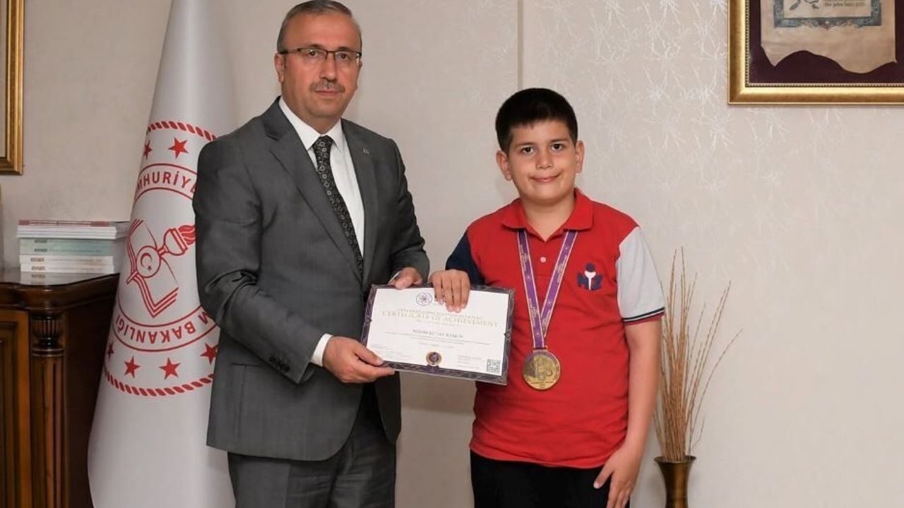 Milli Zafer'in Einstein Bilim Olimpiyatlarında Alt