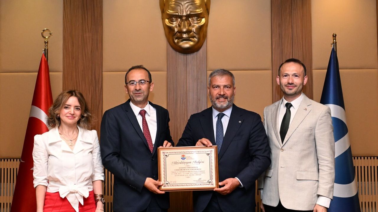 TURAK’tan Anadolu Üniversitesi EMYO’ya Akreditasyon Plaketi