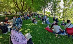 Memur adayları salonda yakınları dışarıda terledi