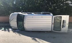 Kazada yan yatan otomobilin sürücüsü yaralandı