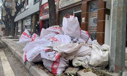 Hafriyat torbaları geçişi engelliyor