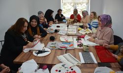 Anneleri ile aynı çatı altında eğitim alıyorlar