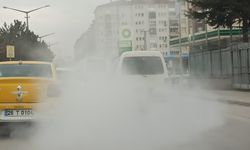 Yoğun duman yayan minibüsün yanındaki araçlar kayboldu