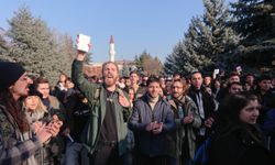Öğrenciler Açığa Alınan Bülent Hocalarına Sahip Çıktı