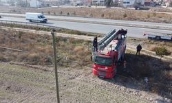 Elektrik direğinin tepesinde mahsur kalan kediyi itfaiye kurtardı