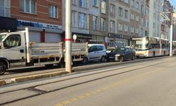 Tramvay yolunda 3 araç çarpıştı
