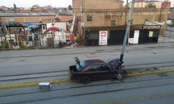 Otomobil tramvay direğine çarptı: 2 yaralı
