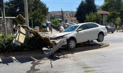 Çocuğa çarpmamak için trafik levhasına çarptı