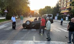 Takla atan otomobilin sürücüsünü vatandaşlar kurtardı