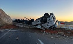 Domates yüklü tır yol ortasına devrildi