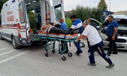 İki ticari araç kavşakta çarpıştı: 2 yaralı