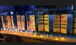 Öğrencileri karanlığa mahkum edenleri mumla protesto ettiler