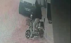 Bisiklet hırsızı güvenlik kamerasına yakalandı