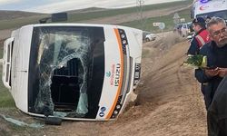Kamyonun çarptığı belediye otobüsü yan yattı: 11 yaralı