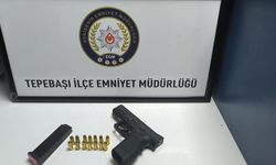 Polise mukavemet gösteren şahısların aracından tabanca çıktı