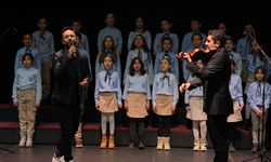 Sanatçı Özgün İlkokul Öğrencileriyle Şarkı Söyledi
