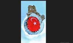 Gönül Dağı’nın zirvesine tırmanarak dev Türk bayrağı açtılar