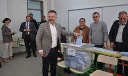 Valisi Hüseyin Aksoy Eşiyle Birlikte Oy Kullandı