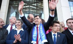Kütahya'nın yeni Belediye Başkanı Eyüp Kahveci mazbatasını aldı