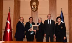 Prof. Dr. Ferruh Çömlekçi'ye 'Mesleki ve Akademik Saygı Ödülü'