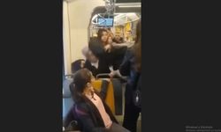 Tramvayda kız öğrencilerin saç saça kavgası