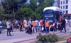 Motosiklet sürücüsü tramvayın altına girdi