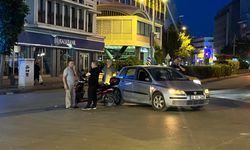 Otomobile çarpan elektrikli bisiklet sürücüsü yaralandı