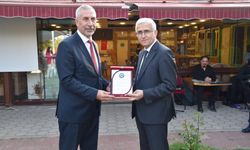 Rektörden Necmettin Başkut'a Plaket