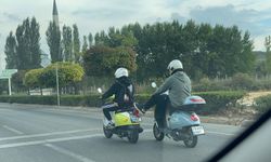 Arkadaşının bozulan motosikletini ayağı ile iten sürücü trafiği tehlikeye attı