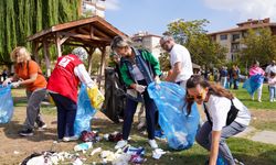 Doğaseverler Dünya Temizlik Günü’nde Çöp Topladı